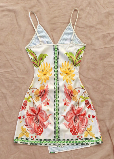 PR63 -  Vestido corto envolvente de tirantes finos con elementos tropicales, árbol de coco y hojas de palma para mujer