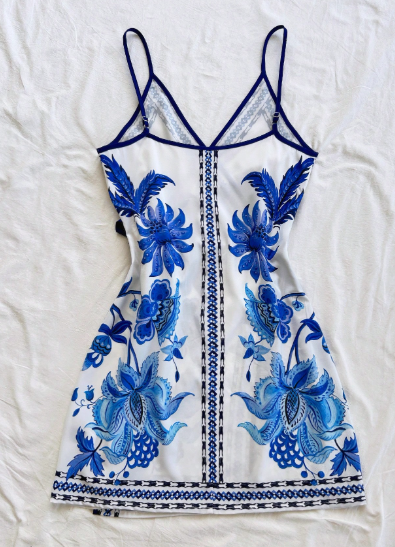 PR64 - Vestido corto envolvente de tirantes finos con elementos tropicales, hojas de palma y árbol de coco, estilo de vacaciones, vestido floral azul y blanco para mujer, vestido de verano de vacaciones